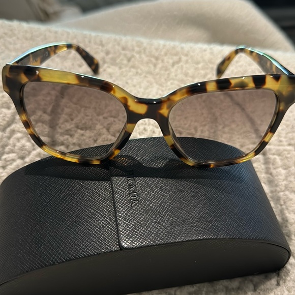 😎🔥Host Pick🔥 Prada wayfarer Sunglasses-Med Tortoise/Grey Gradient spr11s case - Picture 2 of 6